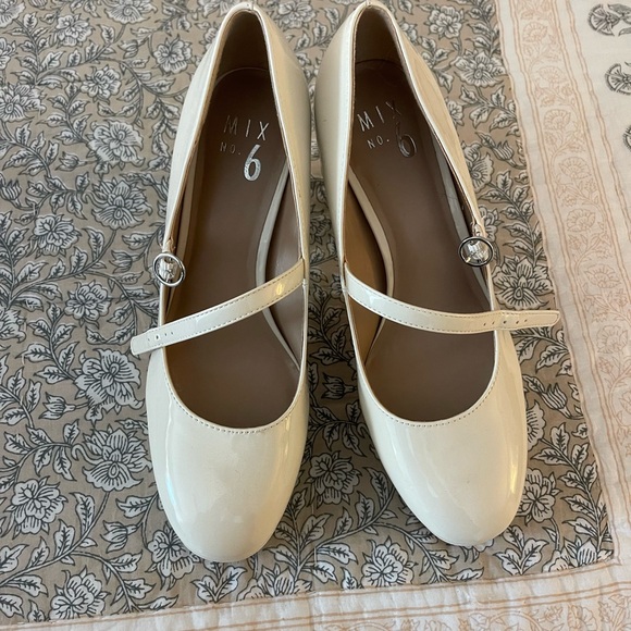 Elegant Cream Platform Mary Jane Heels - Picture 2 of 3